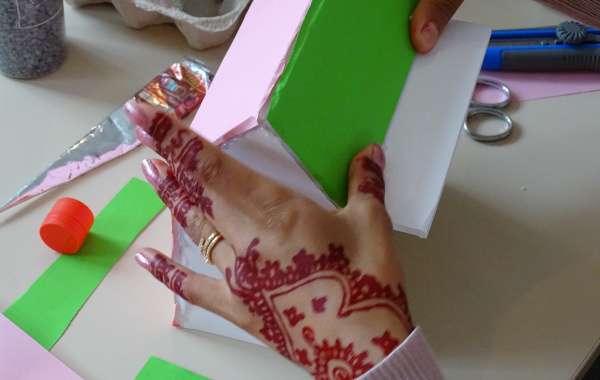 Main d'une jeune de Tchaï faisant un bricolage.