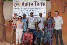 Quatre membres de l'équipe d'Autre Terre et quelques partenaires au Bénin