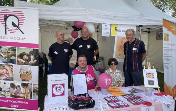 Photo : Évènement Retrouvailles au Parc de la Boverie en 2023. Plusieurs personnes du Resto du Cœur de Liège étaient présentes pour présenter l'association et vendre du chocolat.