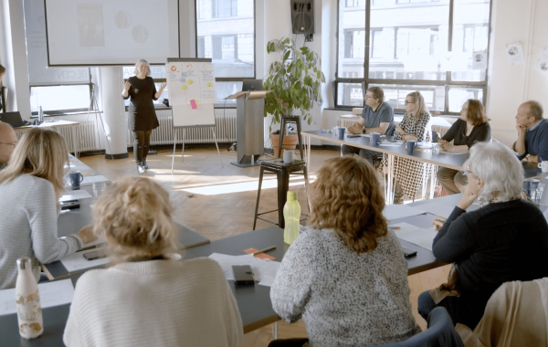 Un groupe d'adulte assis en cercle suit une formation sur l'inclusion numérique 